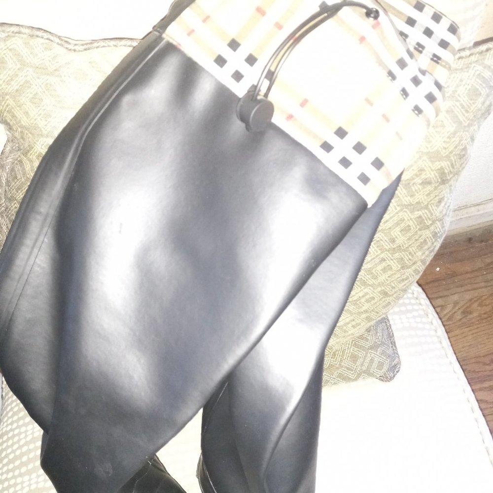 Authentic womens Burberry boots - Picture 4 of 4